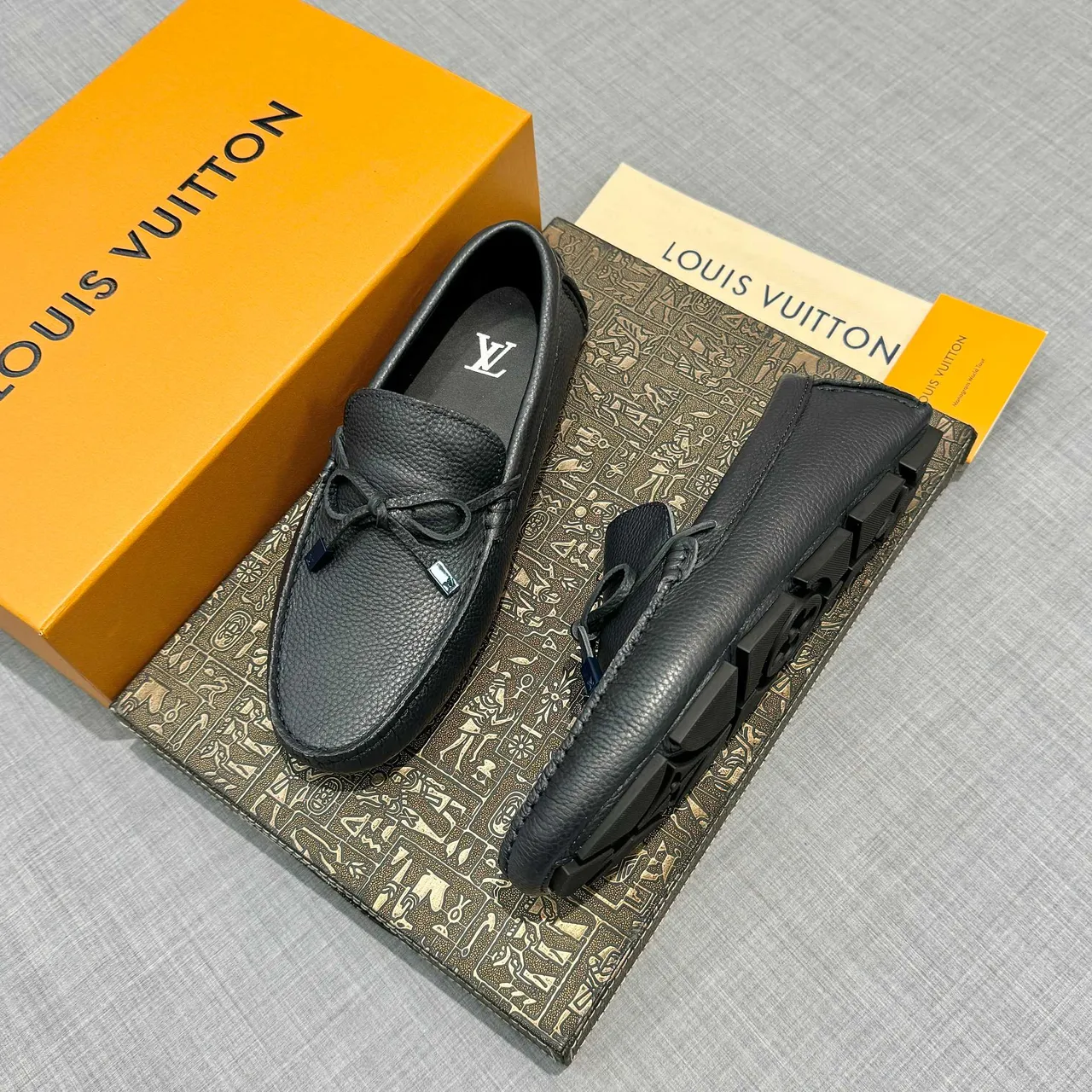 Louis Vuitton Mocassins à glands Noir Cuir granulé Mocassins 3