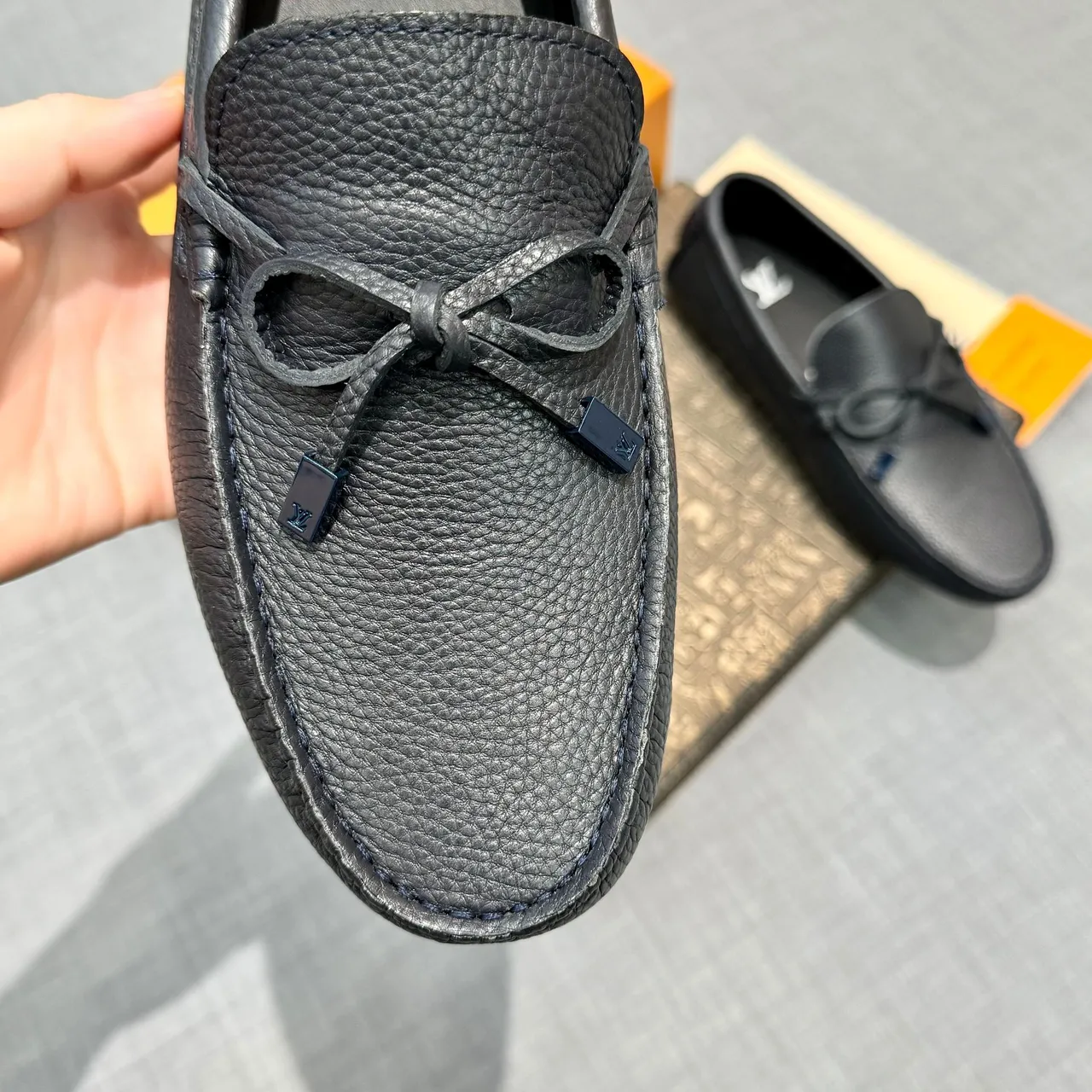 Louis Vuitton Mocassins à glands Noir Cuir granulé Mocassins 4