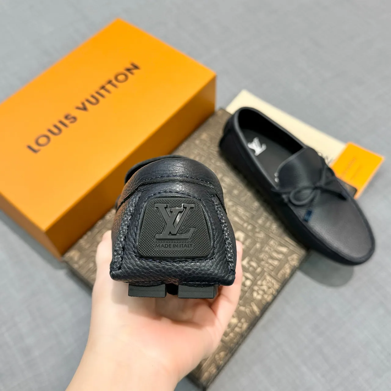 Louis Vuitton Mocassins à glands Noir Cuir granulé Mocassins 5
