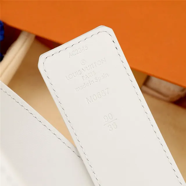 Louis Vuitton cinto de couro branco cinza com impressão de monograma, fivela de bloqueio de giro em tom prateado 2
