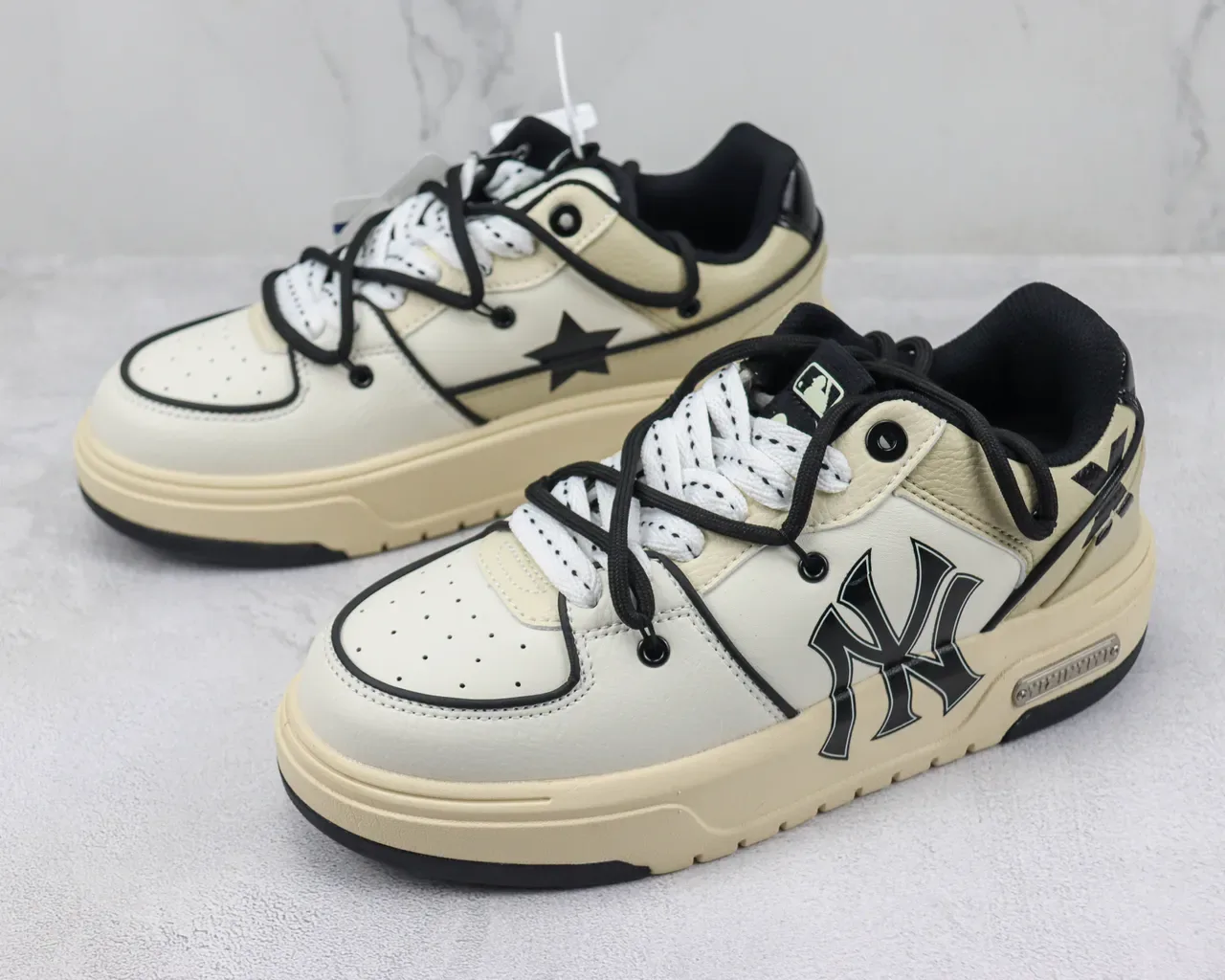 Mitchell & Ness NY Yankees Tênis plataforma creme e preto lifestyle 4
