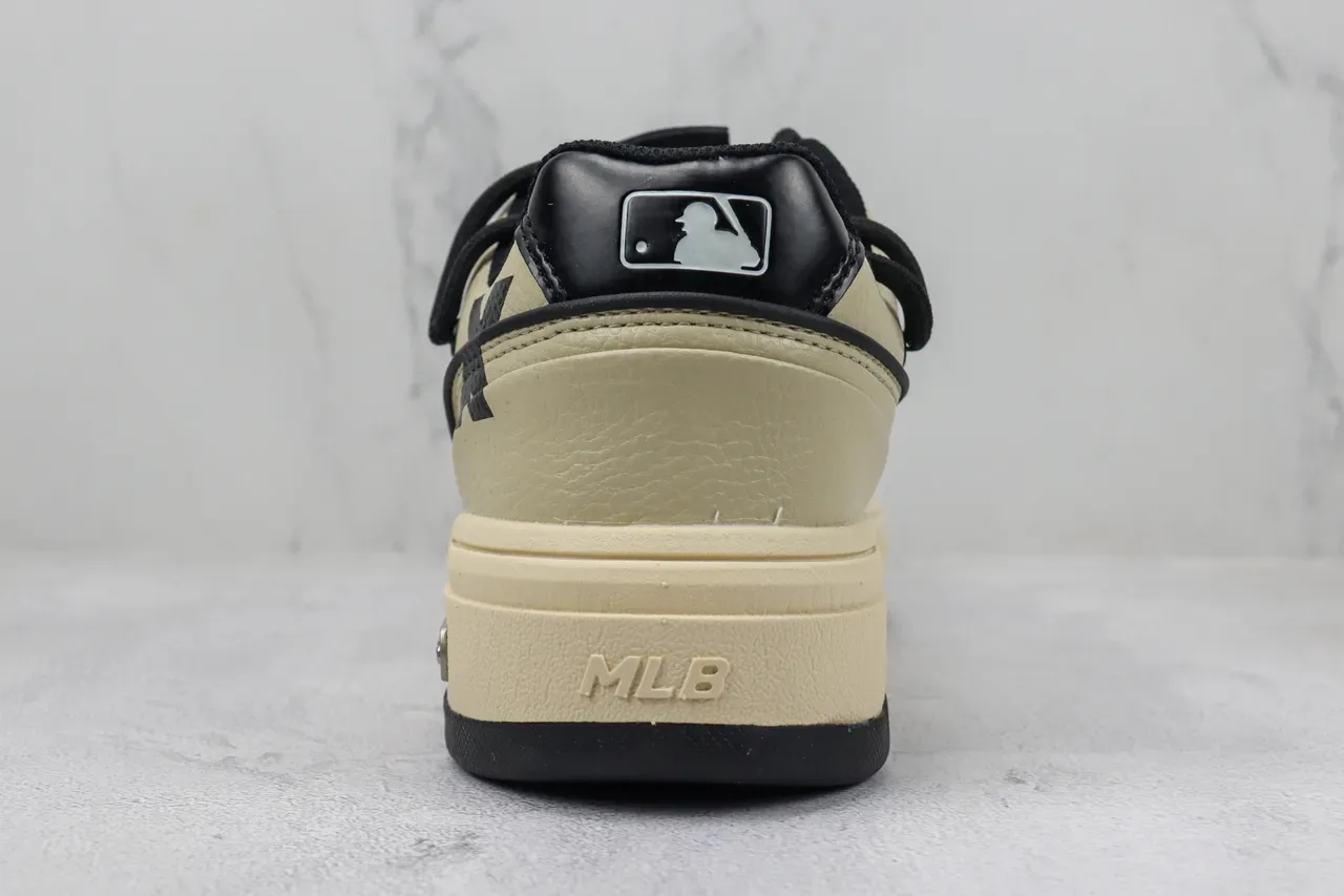 Mitchell & Ness NY Yankees Tênis plataforma creme e preto lifestyle 9
