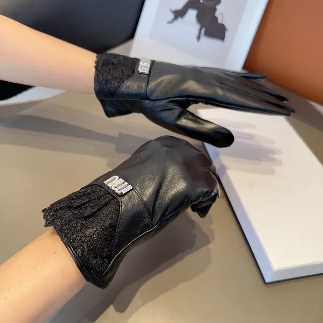 Miu Miu Arcadie Gants en cuir noir à manchette de dentelle 3