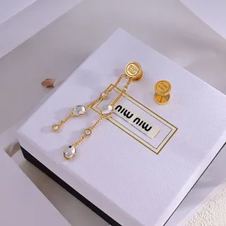 ميو ميو أقراط سلسلة كريستال غير متماثلة منسدلة