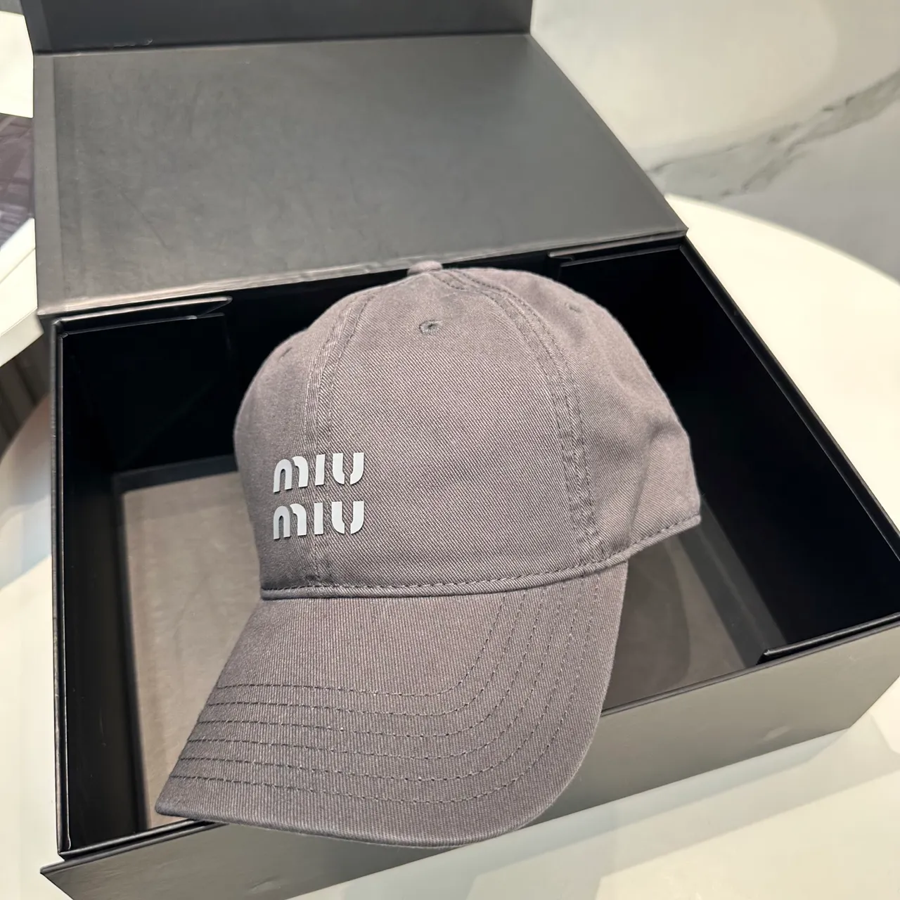 Miu Miu Logo Brodé Gris Foncé Casquette de Baseball 3