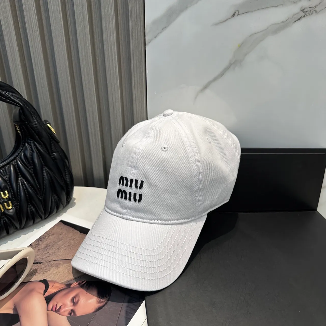 Miu Miu এমব্রয়ডারি লোগো সাদা বেসবল ক্যাপ 3