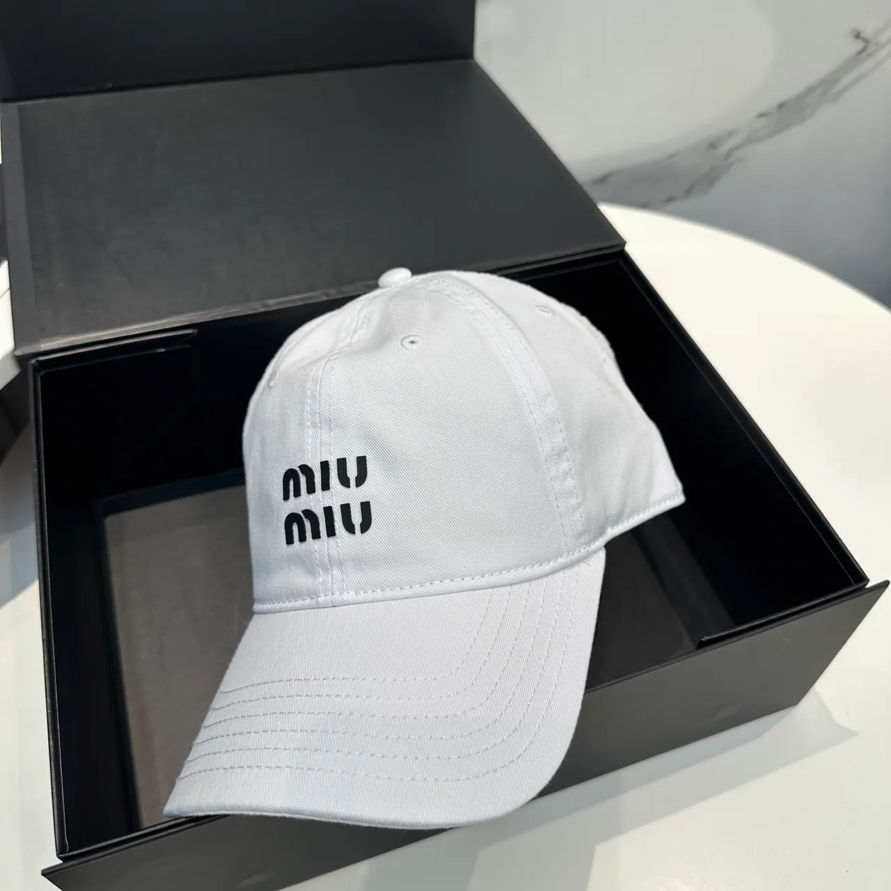 Miu Miu এমব্রয়ডারি লোগো সাদা বেসবল ক্যাপ 4