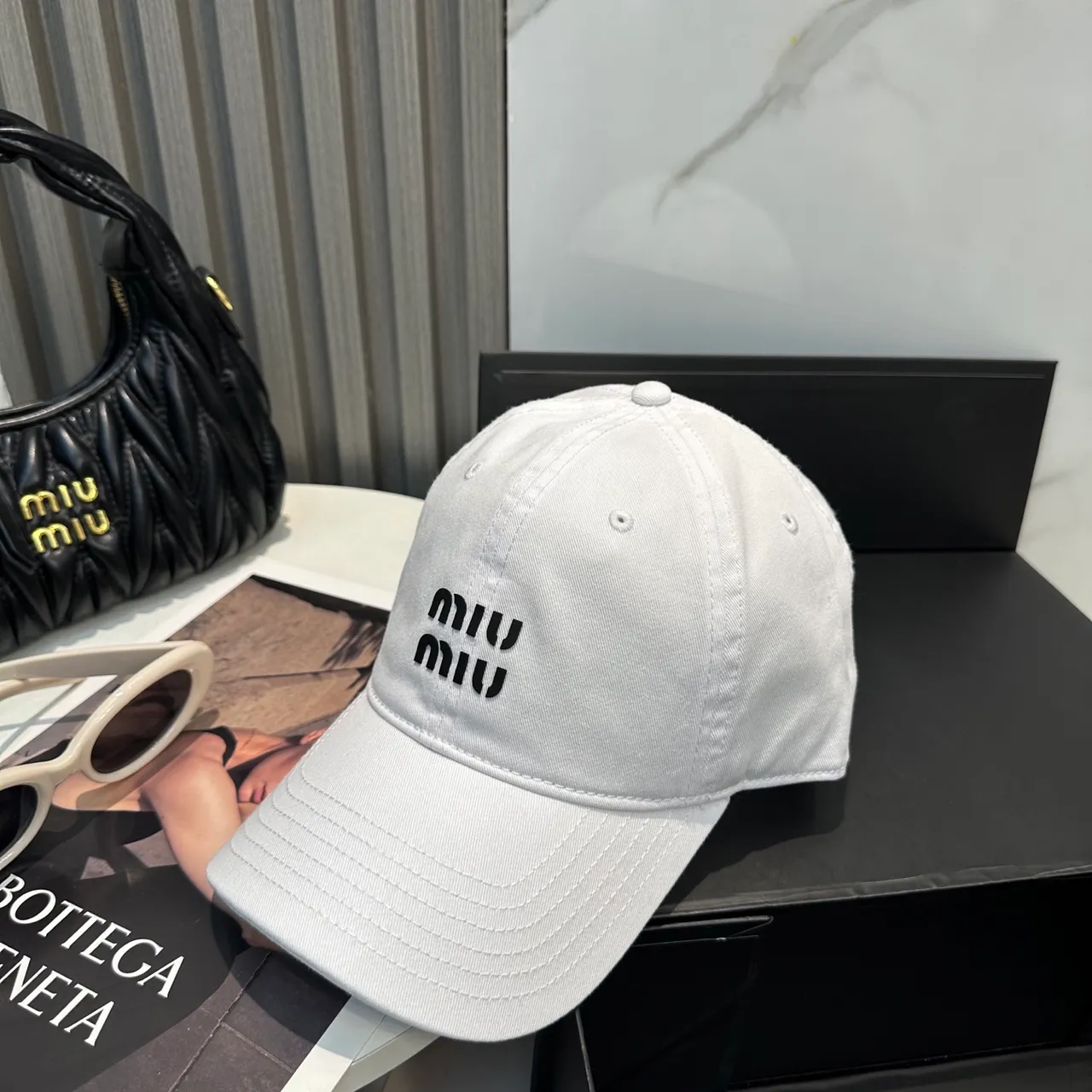 Miu Miu এমব্রয়ডারি লোগো সাদা বেসবল ক্যাপ 5