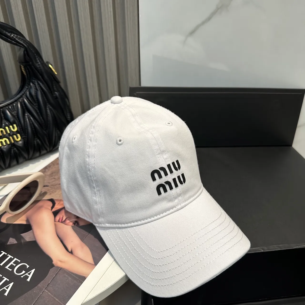 Miu Miu এমব্রয়ডারি লোগো সাদা বেসবল ক্যাপ 6