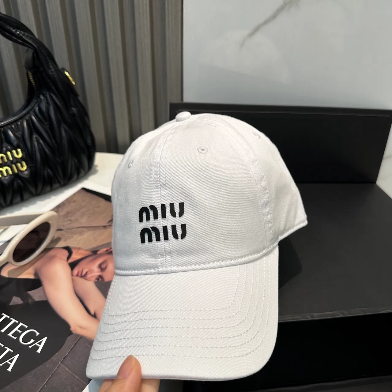 Miu Miu এমব্রয়ডারি লোগো সাদা বেসবল ক্যাপ 9