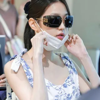 Miu Miu نظارات شمسية مستطيلة كبيرة الحجم بنية ذهبية سوداء
