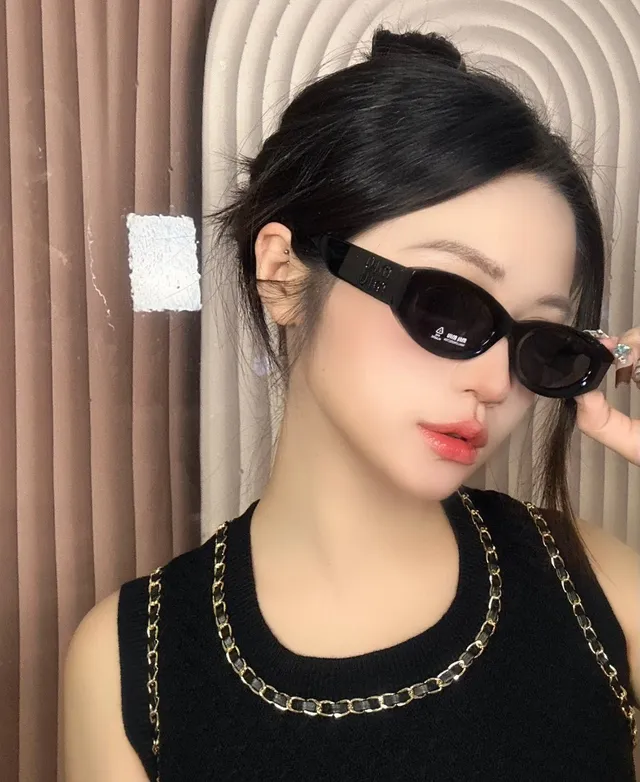 Miu Miu Lunettes de soleil rose ovale œil de chat 2