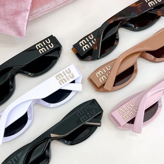 Miu Miu Lunettes de soleil rose ovale œil de chat 4