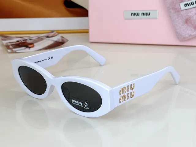 Miu Miu Lunettes de soleil rose ovale œil de chat 5