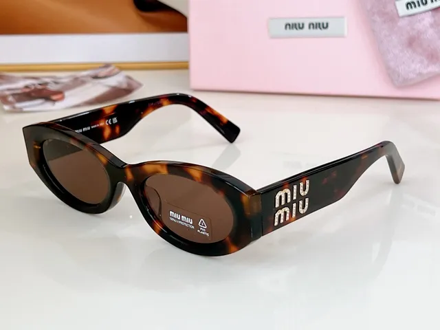 Miu Miu Lunettes de soleil rose ovale œil de chat 6