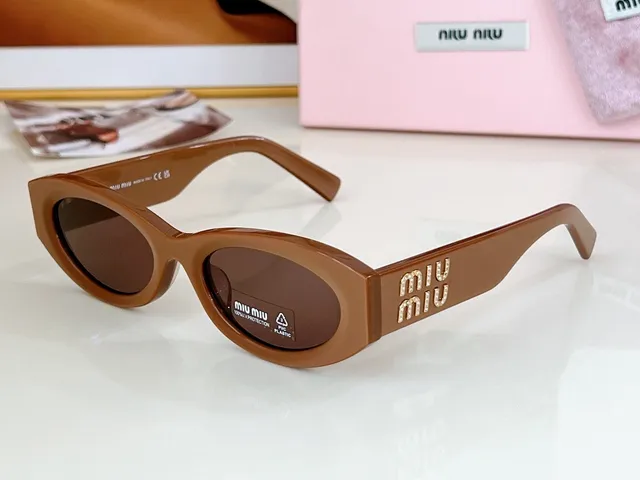 Miu Miu Lunettes de soleil rose ovale œil de chat 7