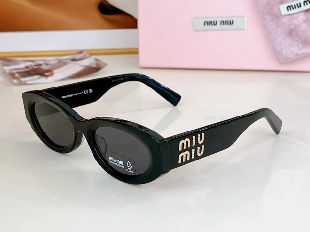 Miu Miu Lunettes de soleil rose ovale œil de chat 8