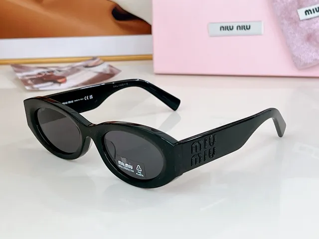 Miu Miu Lunettes de soleil rose ovale œil de chat 9