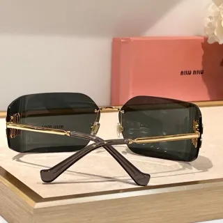 Miu Miu نظارات شمسية مستطيلة بدون إطار مع لمسة ذهبية