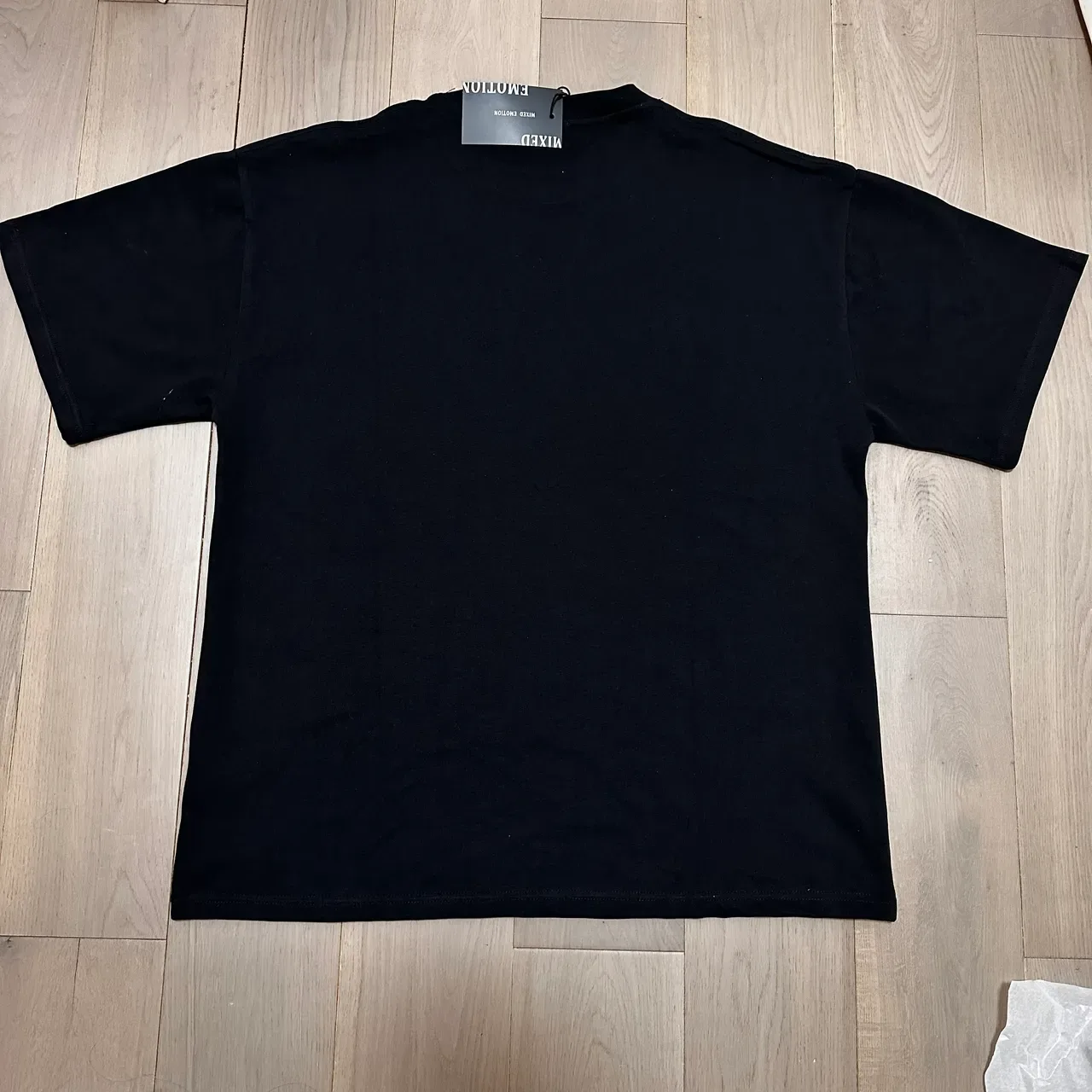 Camiseta estampa gráfica emoções mistas com letras de strass 2
