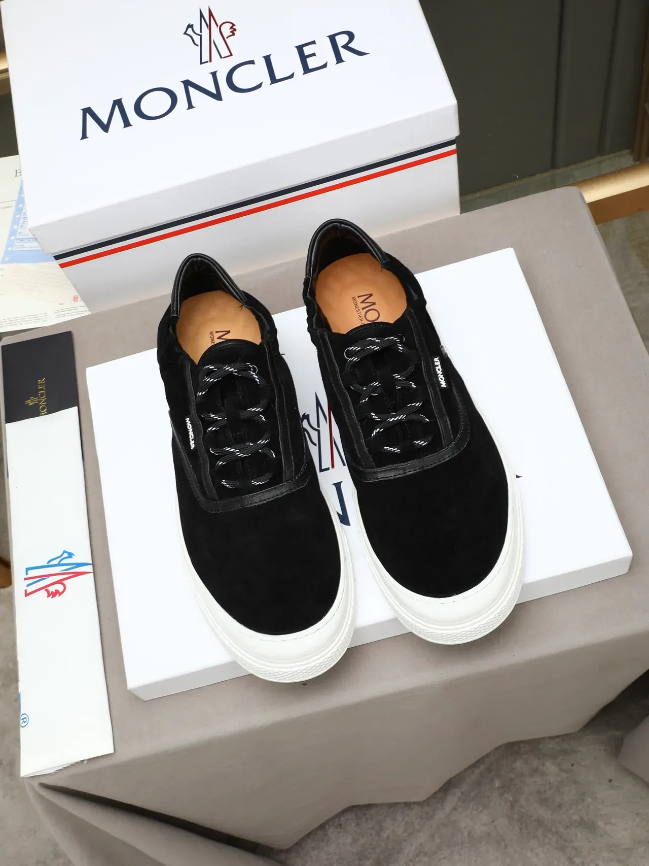Moncler Tênis de camurça preto com sola branca de estilo de vida 3