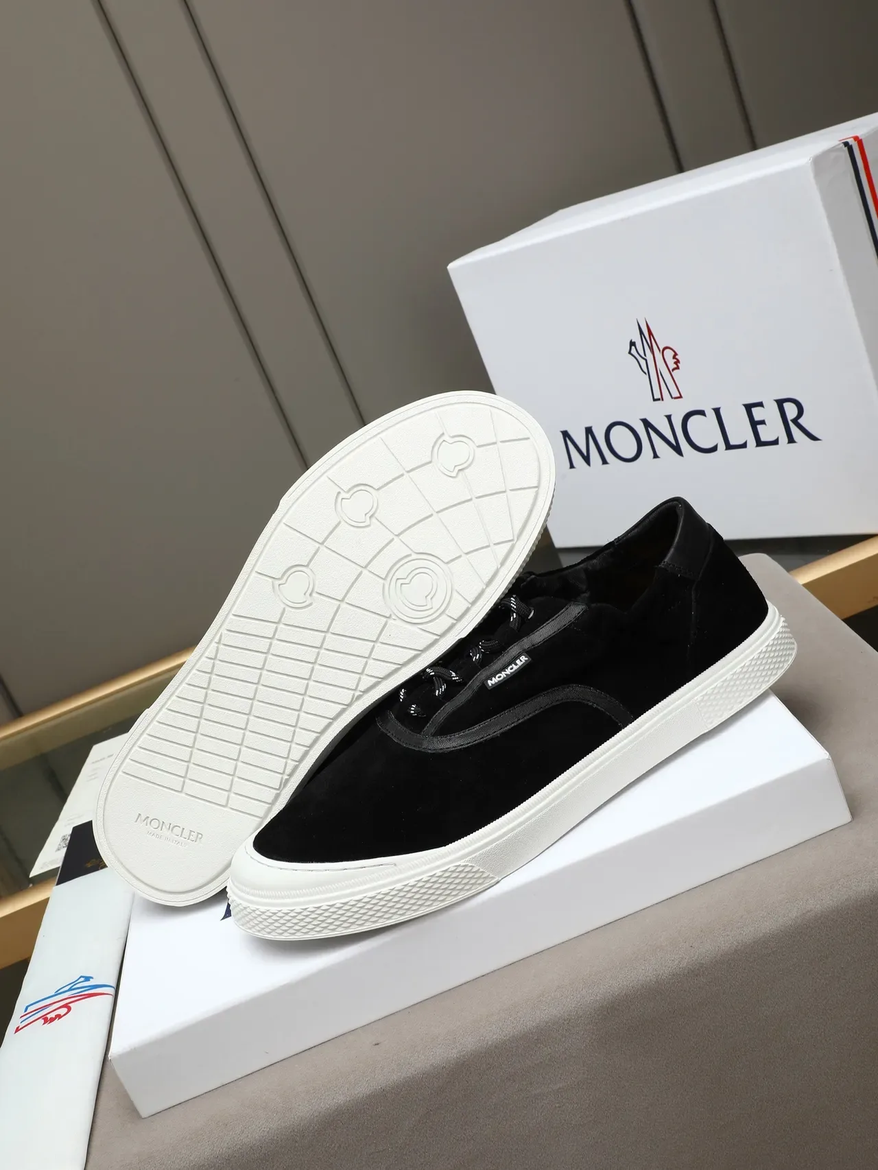 Moncler Tênis de camurça preto com sola branca de estilo de vida 5