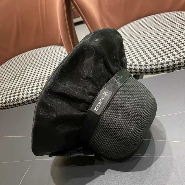 Moncler Fedora noir couronne en paille tressée bord ruffle en satin 2