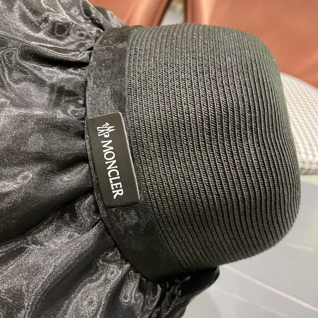 Moncler Fedora noir couronne en paille tressée bord ruffle en satin 3