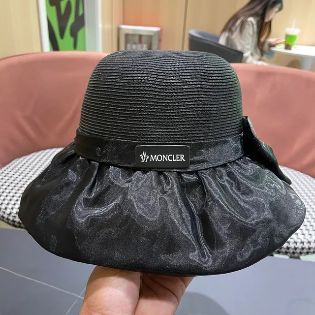 Moncler Fedora noir couronne en paille tressée bord ruffle en satin 4