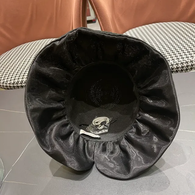 Moncler Fedora noir couronne en paille tressée bord ruffle en satin 10