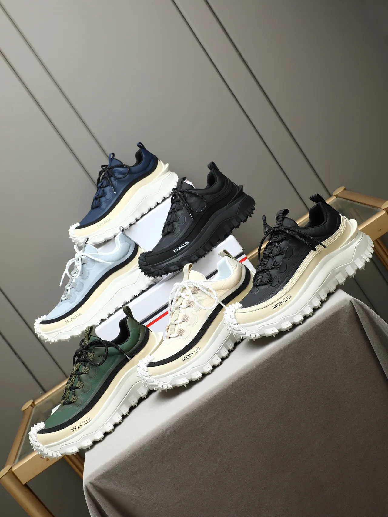Moncler Grenoble Beige Noir Haut en textile multicouche Rayures ondulées Baskets chunky 2