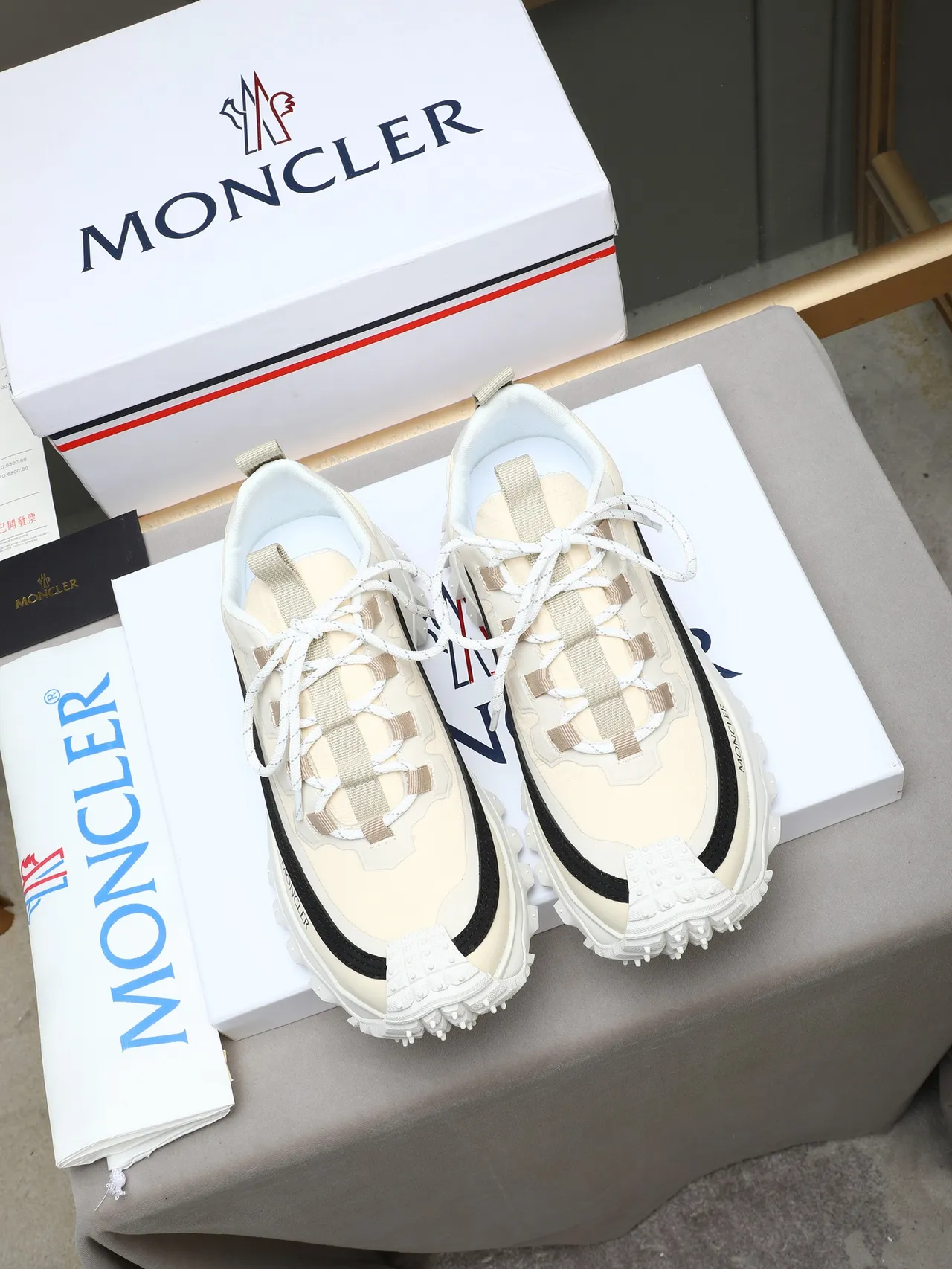 Moncler Grenoble Beige Noir Haut en textile multicouche Rayures ondulées Baskets chunky 3