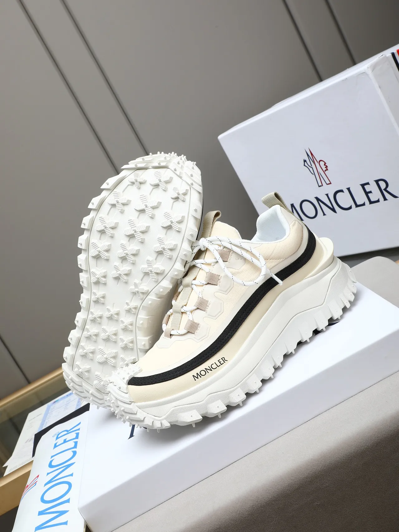 Moncler Grenoble Beige Noir Haut en textile multicouche Rayures ondulées Baskets chunky 4