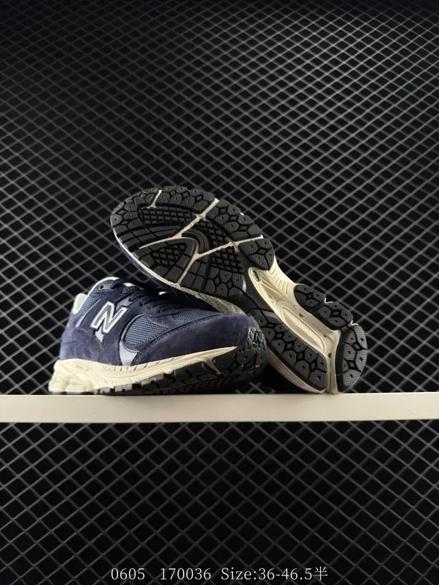 New Balance 2002R حذاء رياضي لايف ستايل من السويد والميش باللون البحري 2
