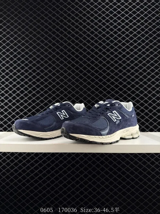 New Balance 2002R حذاء رياضي لايف ستايل من السويد والميش باللون البحري 3