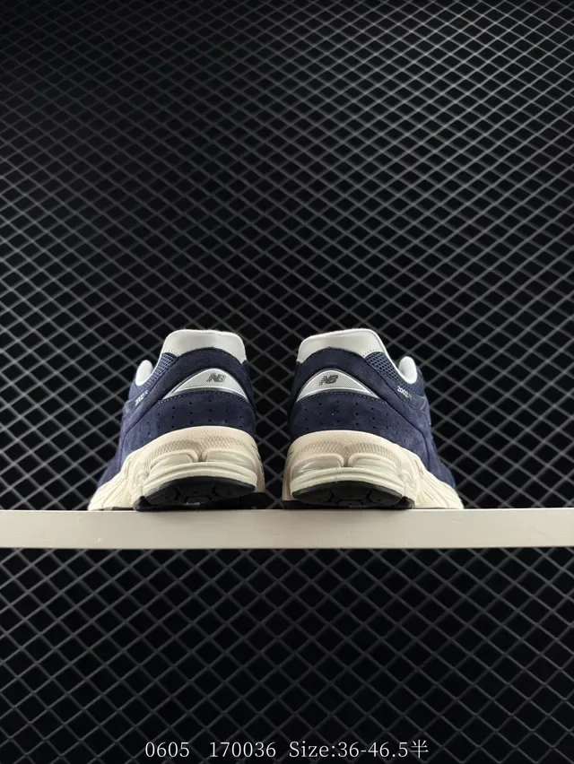New Balance 2002R حذاء رياضي لايف ستايل من السويد والميش باللون البحري 4