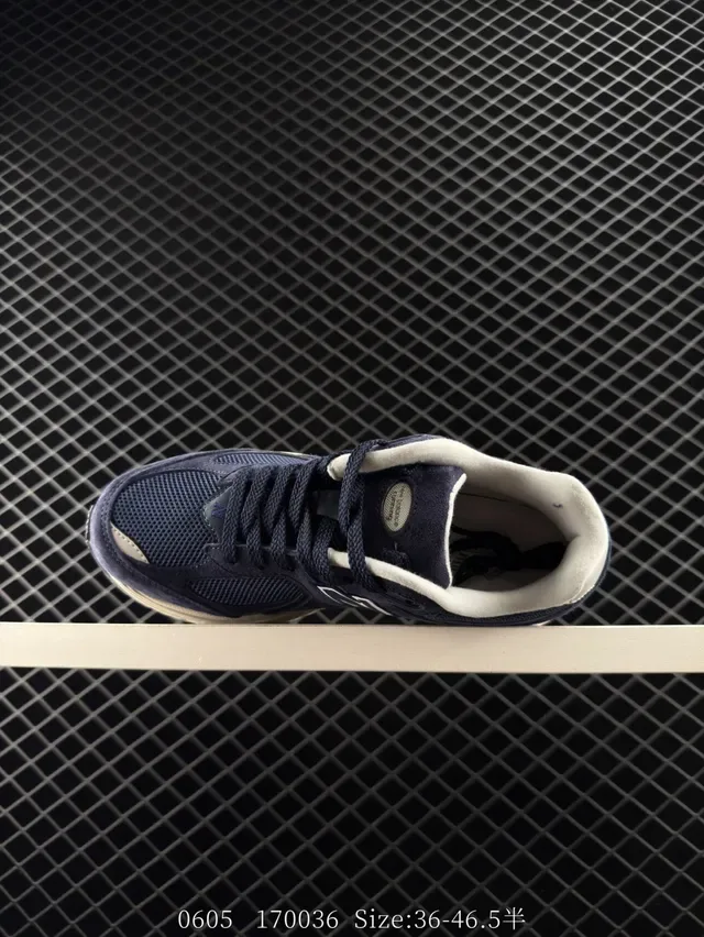 New Balance 2002R حذاء رياضي لايف ستايل من السويد والميش باللون البحري 5