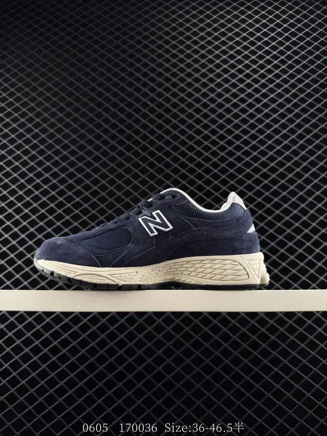 New Balance 2002R حذاء رياضي لايف ستايل من السويد والميش باللون البحري 6