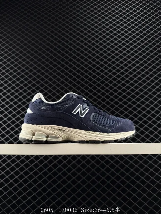 New Balance 2002R حذاء رياضي لايف ستايل من السويد والميش باللون البحري 7