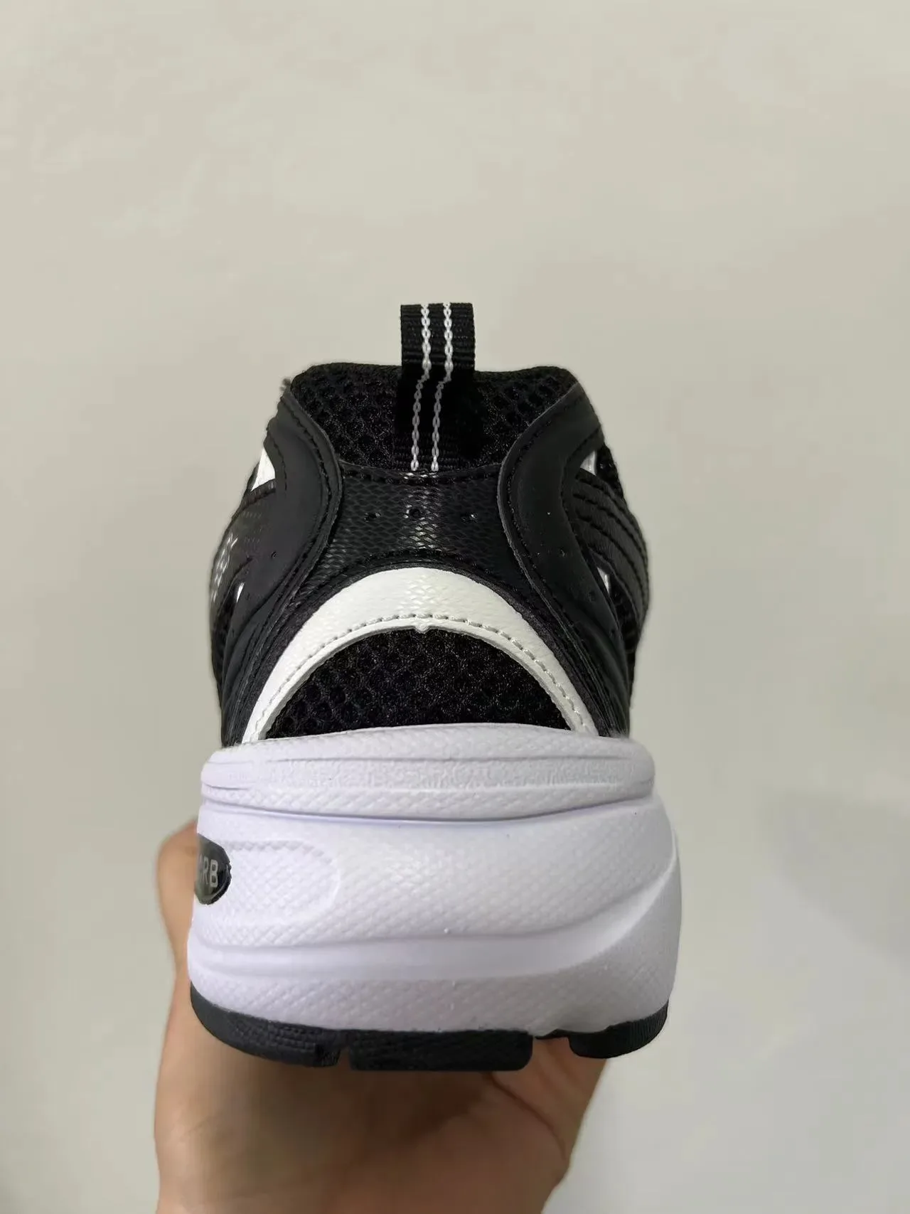 New Balance 530 Noir et Blanc sneakers lifestyle 2