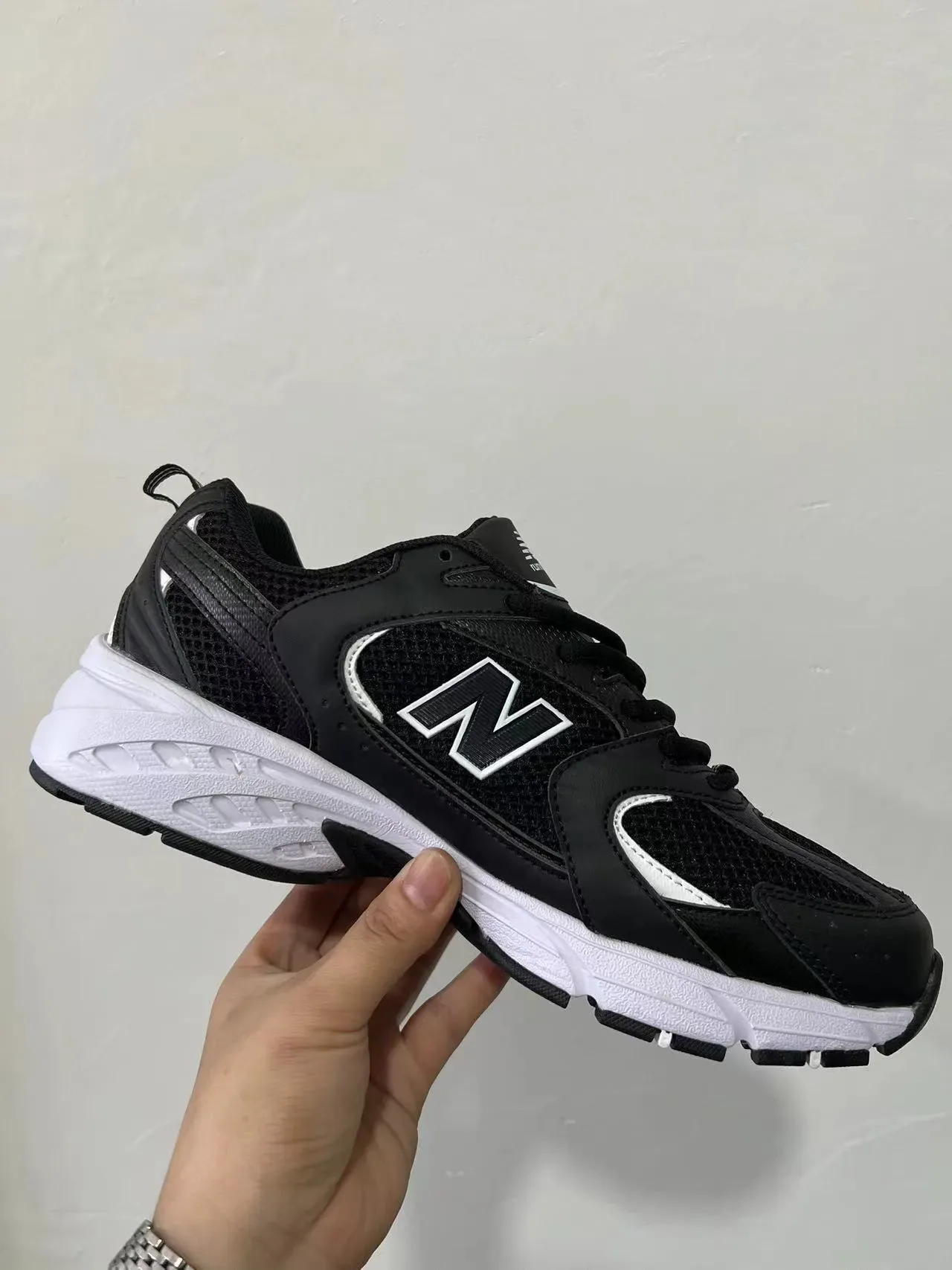 New Balance 530 Noir et Blanc sneakers lifestyle 3