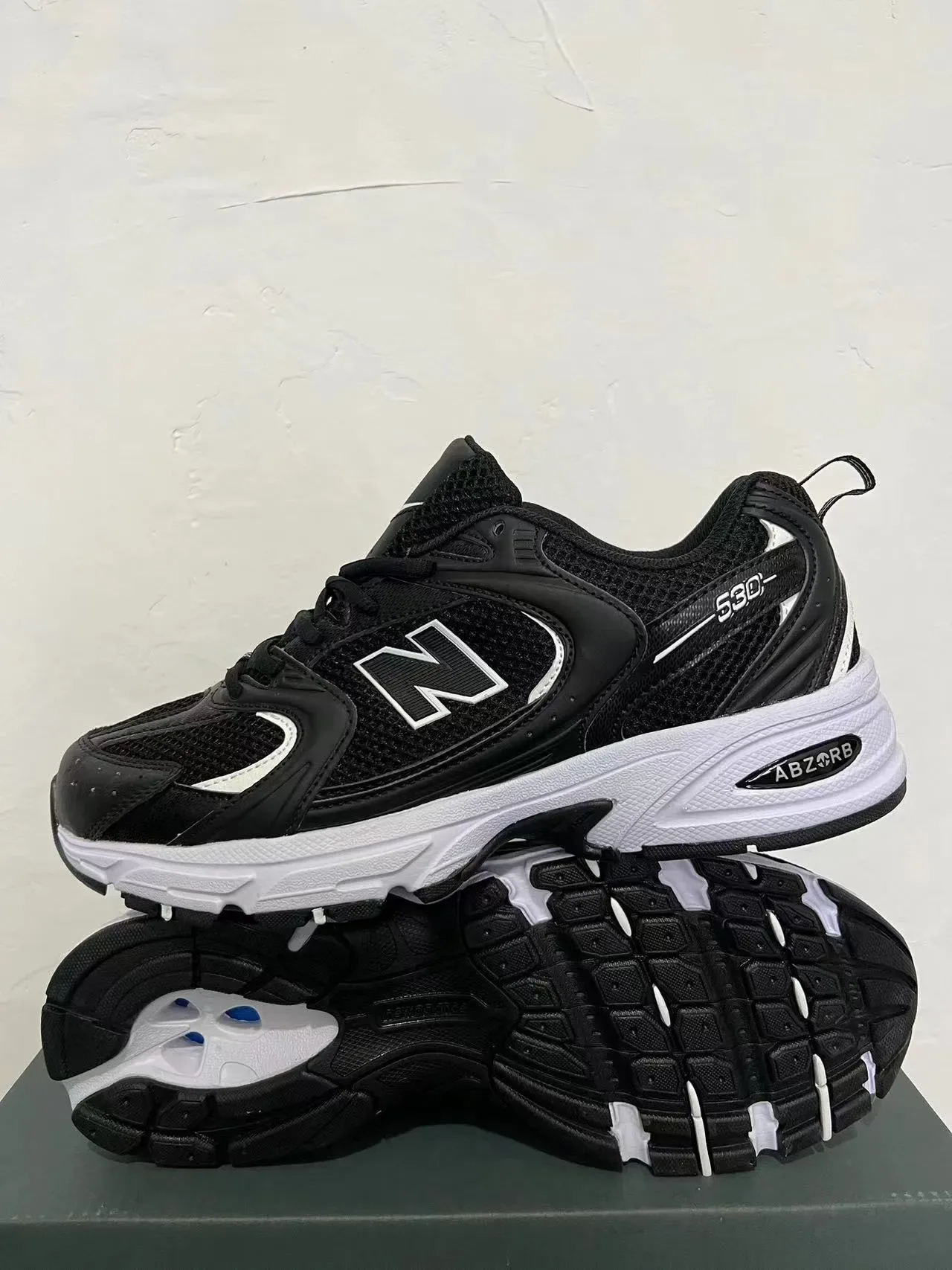 New Balance 530 Noir et Blanc sneakers lifestyle 4