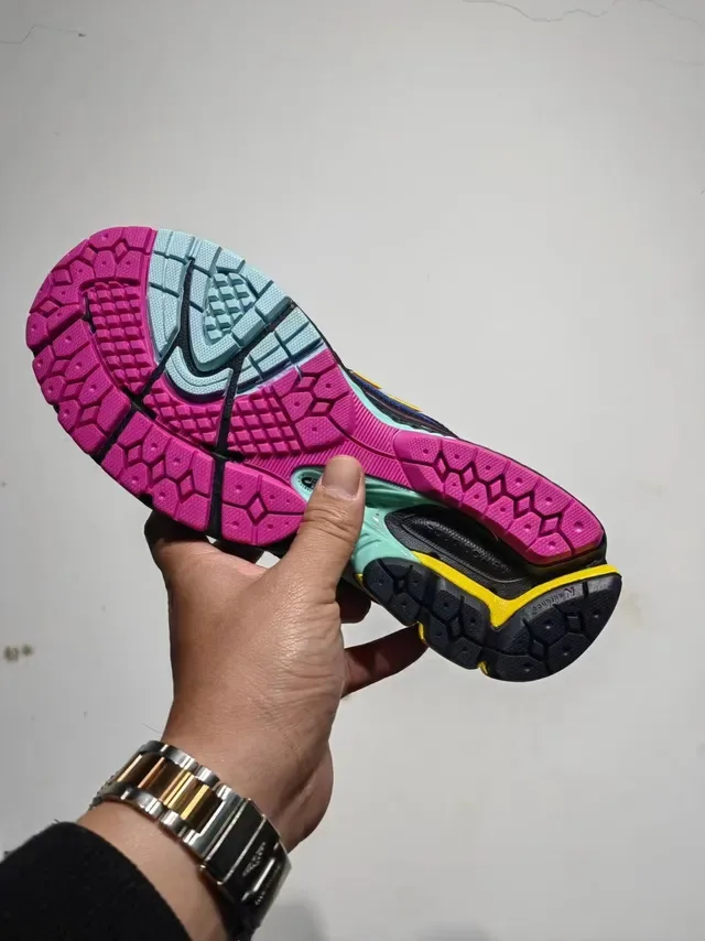 New Balance 860 Noir Rose Tige en maille ingénierisée Recouvrements synthétiques multicolores Chaussures de running 3