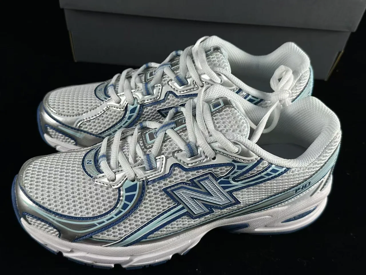 New Balance 860 أبيض أزرق شبكية علوية هيكلية TPU Cage أحذية جري 3