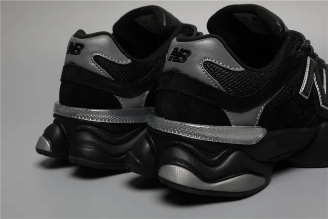New Balance 9060 Baskets épaisses noires et argentées 2