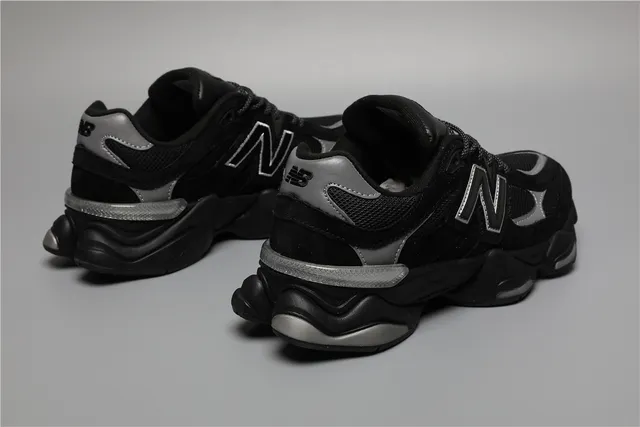 New Balance 9060 Baskets épaisses noires et argentées 3