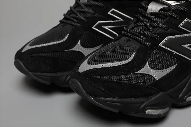 New Balance 9060 Baskets épaisses noires et argentées 4