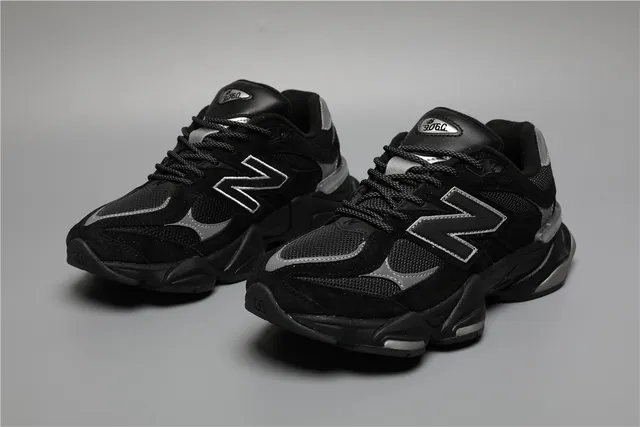 New Balance 9060 Baskets épaisses noires et argentées 5