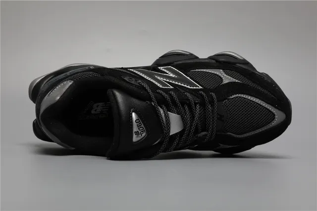 New Balance 9060 Baskets épaisses noires et argentées 7