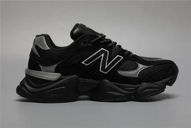 New Balance 9060 Baskets épaisses noires et argentées 8